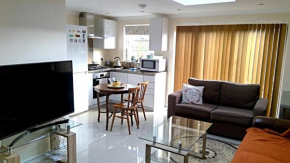 London luxury ground floor home, park free, tram, bus, underground close by!